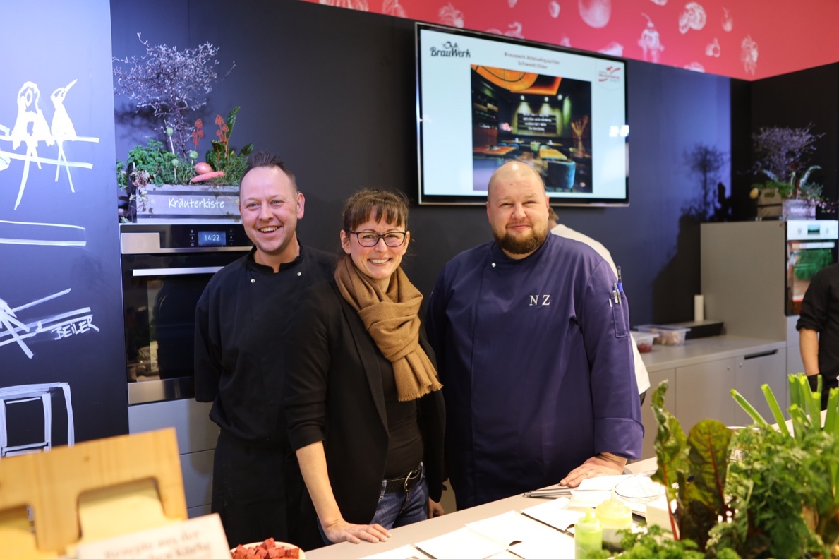 Bild: Nico Zenker (rechts) - Spitzenkoch aus dem Panorama Hotel in der Uckermark – ist die Pflege regionaler Kulinarität ein besonderes Anliegen. Hanka Mittelstädt unterstützt die Initiativen junge Menschen für Berufe in Hotel und Gastronomie zu begeistern.