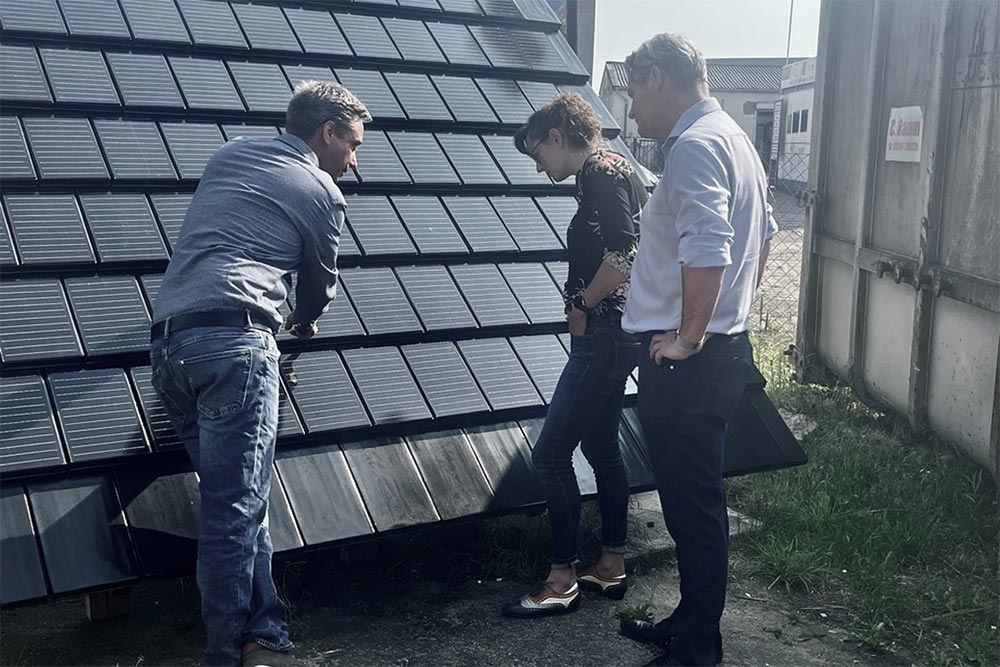 : Cornelius Paul, Geschäftsführer der Autarq GmbH aus Prenzlau erläuterte die Funktionsweise der Solardachziegel und deren Installation auf dem Dachaufbau