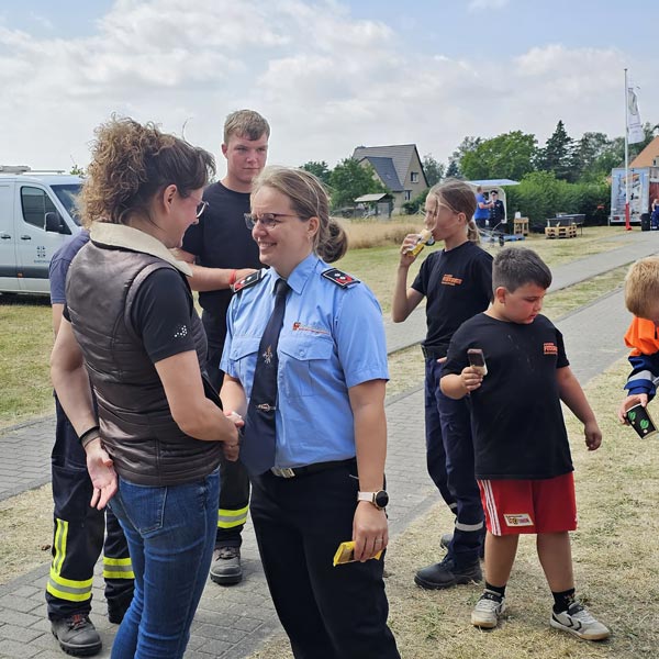 Ministerin Hanka Mittelstädt informierte sich beim Kreisfeuerwehrcamp in Wittstock über die Nachwuchsarbeit der Feuerwehren und tauschte sich mit Einsatzkräften sowie Verantwortlichen aus.
