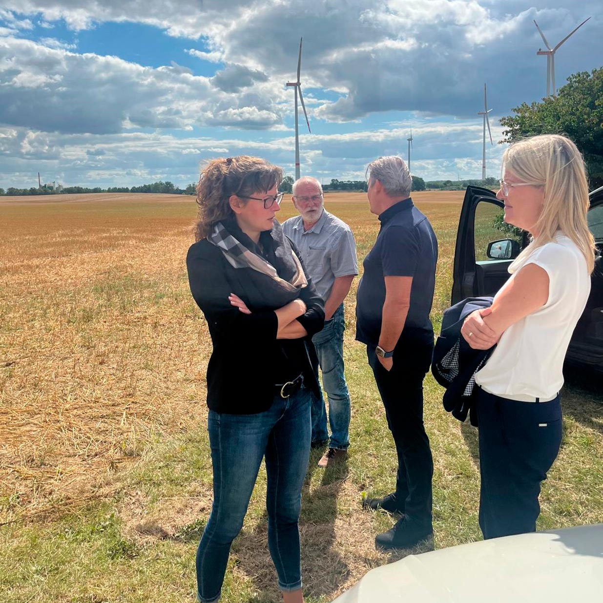 Uckermark-Info-Tour am Feldrand in Hohengüstow: Hanka Mittelstädt im Gespräch mit Vera Leu, Amtsdirektorin Amt Gramzow. Im Hintergrund Stefan Zierke, Mitglied des Bundestages für die Uckermark und Peter Gerhardt, Bürgermeister in Uckerfelde