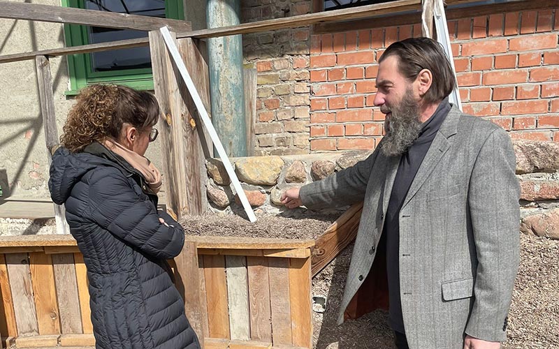 Hanka Mittelstädt im Gespräch mit dem Geschäftsführer der Hanffabrik Prenzlau Herrn Nowotny