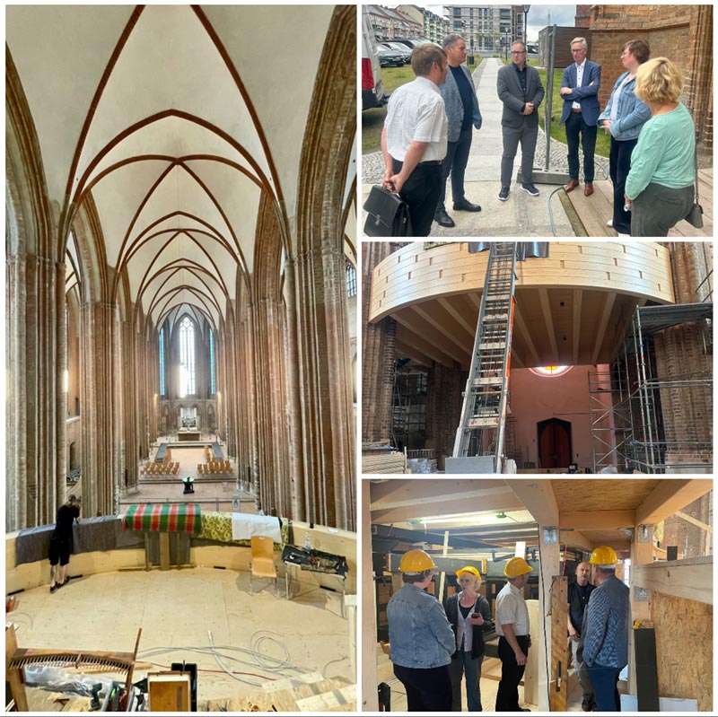 Collage aus vier Fotos, die den Besuch in der St. Marienkirche Prenzlau dokumentieren: Links das beeindruckende Kirchenschiff mit gotischem Gewölbe, rechts oben eine kleine Gruppe im Gespräch vor der Kirche, rechts mittig ein Blick auf das neue Emporen- und Treppenhaus im Rohbau mit Baugerüsten, rechts unten eine Gruppe mit Schutzhelmen bei der Baustellenbesichtigung im Innenraum.
